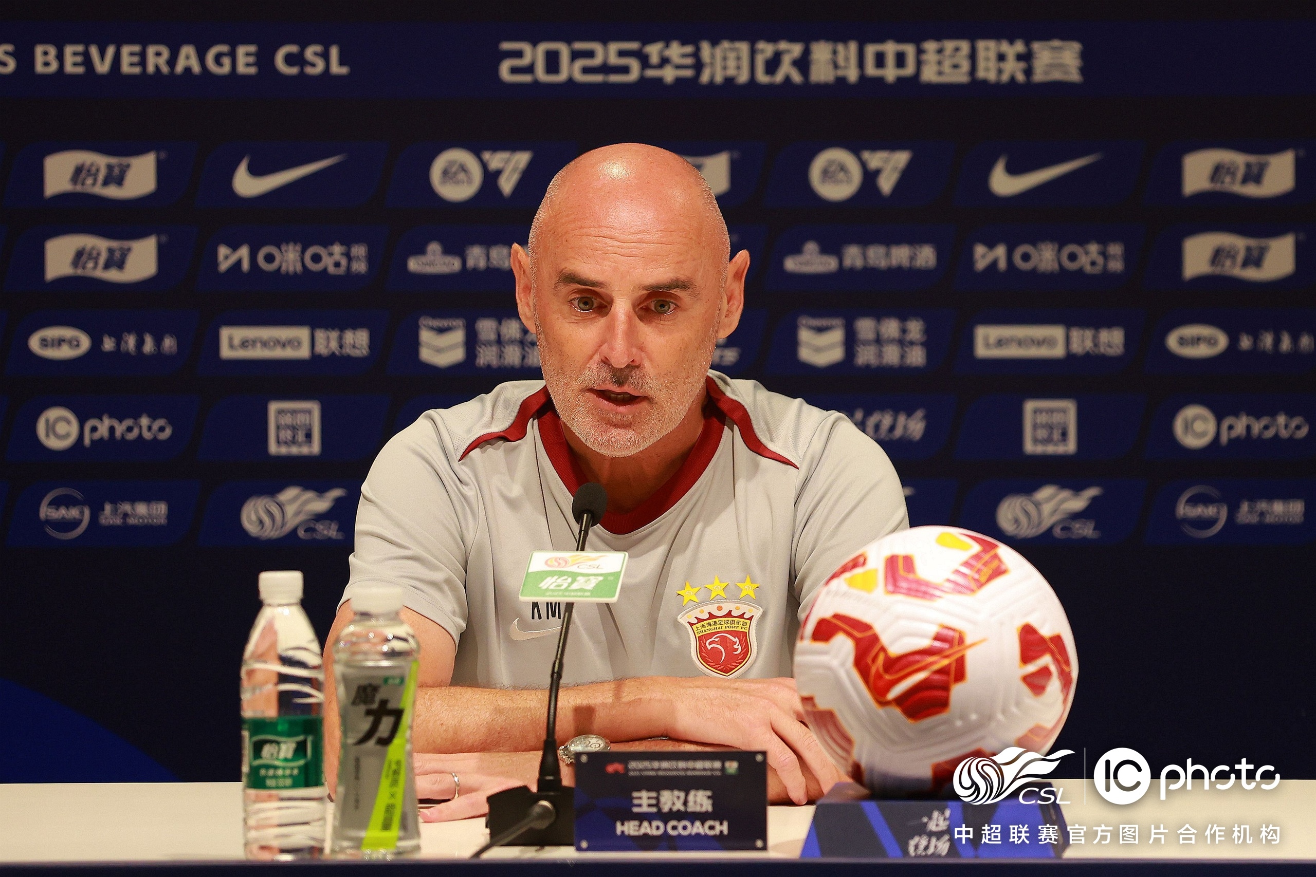 球队主教练拒绝谈论比赛进展