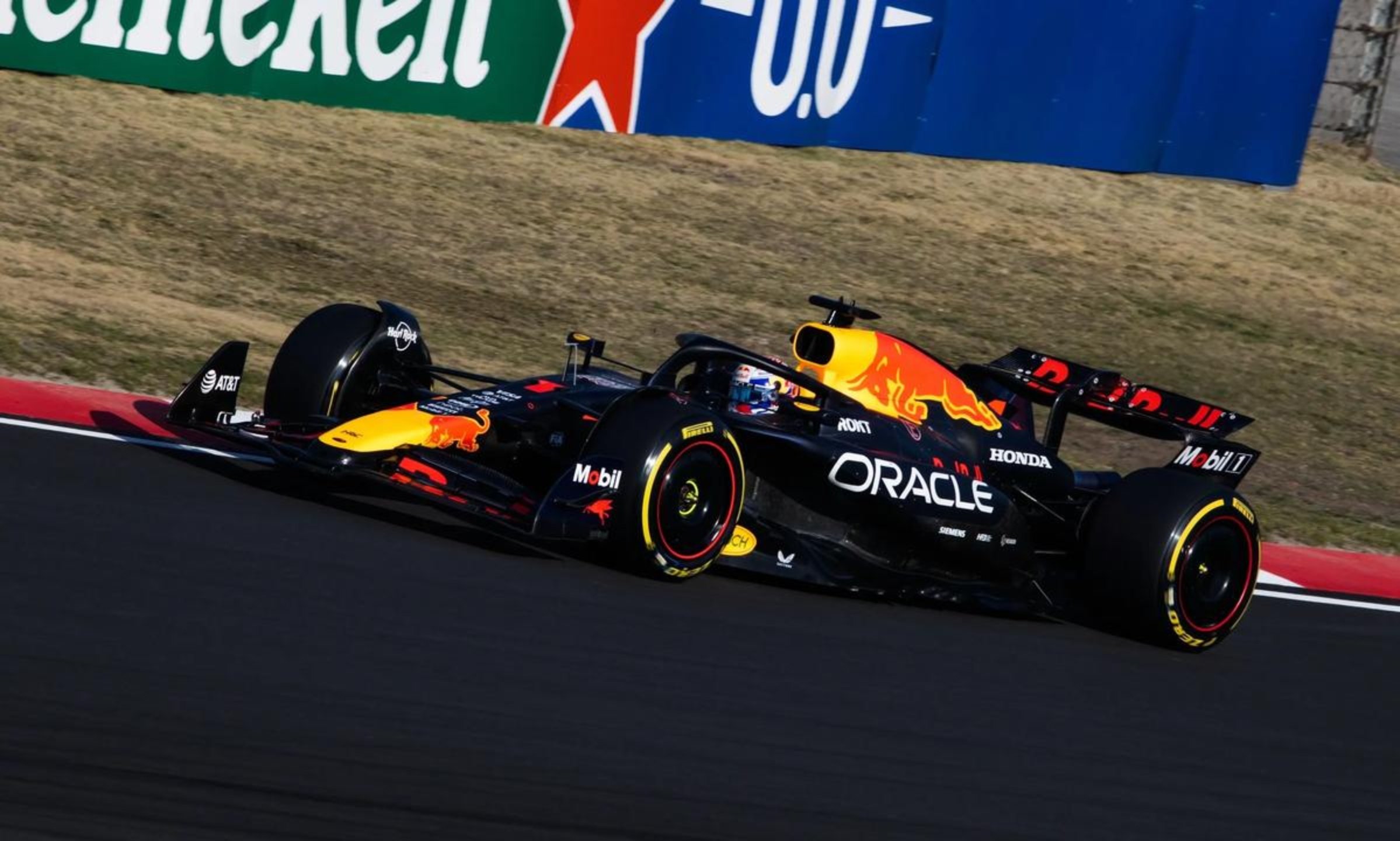 红牛二队翻盘迈凯伦,维斯塔潘点燃赛场 红牛二队翻盘迈凯伦,维斯塔潘点燃赛场